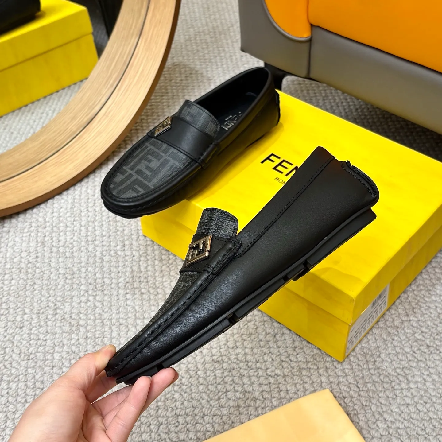 Men's shoes 💰420 [FENDI Fendi] 2⃣️0⃣️2⃣️5️⃣New Milan men's fashion lazy catwalk style ✅ fashionable casual beanie shoes, imported calfskin fabric, super smooth texture, sweat-absorbent and breathable, (sheepskin lining). Metal LOGO on the shoe body, Medusa avatar, irregular avatar, high-end craftsmanship logo✅ French Loft set foot design style 👟Low-key and elegant, great on-foot effect... Men's shoe size: 38-46 (4-12)